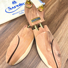 Load image into Gallery viewer, Saphir red cedar shoe trees
